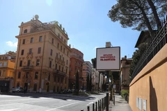 Cảnh vắng vẻ tại một con phố ở Rome, Italy trong bối cảnh dịch COVID-19 bùng phát tại quốc gia này, ngày 12/3. (Ảnh: THX/TTXVN)