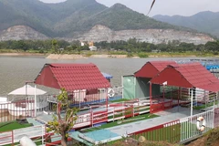 Hệ thống nhà phao nổi để du khách chụp ảnh, ăn uống được xây dựng trên hồ Suối Đá cũng vẫn còn nguyên vẹn. (Ảnh: Hoàng Nhị/TTXVN)