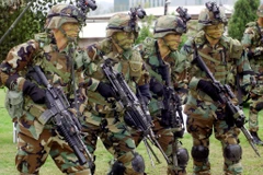 Binh sỹ thuộc Các Lực lượng Mỹ tại Hàn Quốc (USFK) trong một buổi huấn luyện quân sự tại căn cứ Yongsan ở Seoul, Hàn Quốc. (Ảnh: AFP/TTXVN)