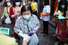 Người dân Thái Lan đeo khẩu trang chống COVID-19. (Nguồn: thethaiger)