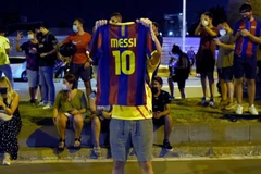 Cổ động viên tập trung bên ngoài trụ sở Barca sau khi Messi đòi ra đi