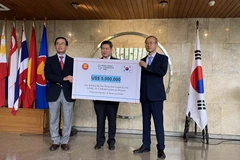 Đại sứ Lim Sungnam, Trưởng Phái đoàn Thường trực Hàn Quốc tại ASEAN, trao tượng trưng các trang thiết bị xét nghiệm có tổng trị giá 5 triệu USD cho Tổng Thư ký ASEAN Lim Jock Hoi và đại diện nước Chủ tịch ASEAN năm 2020. (Ảnh: Hữu Chiến/TTXVN)