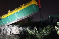 Hà Nội: Hai ôtô đổ trộm phế thải có ghi thông tin công ty môi trường