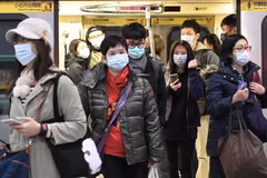 Người dân đeo khẩu trang phòng lây nhiễm virus corona tại Đài Bắc, Đài Loan, Trung Quốc. (Ảnh: AFP/TTXVN)