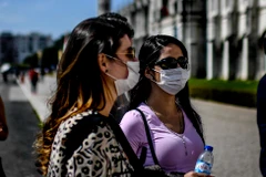 Người dân đeo khẩu trang nhằm ngăn chặn sự lây lan của dịch COVID-19 tại Lisbon, Bồ Đào Nha. (Ảnh: AFP/TTXVN)