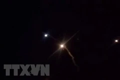 Rocket được phóng từ Iran xuống căn cứ quân sự Mỹ ở Ein-al Asad, Iraq. (Nguồn: AFP/TTXVN)