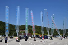 Các nhà hoạt động Hàn Quốc thả truyền đơn tại khu vực biên giới với Triều Tiên. (Nguồn: ibtimes.co.uk)