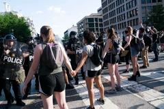 Người biểu tình tập trung tại Washington D.C., Mỹ bày tỏ phẫn nộ trước cái chết của người da màu George Floyd. (Ảnh: THX/TTXVN)