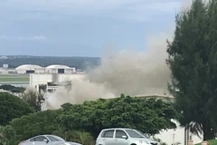 Khói bốc lên từ đám cháy tại căn cứ không quân Kadena. (Nguồn: stripes.com)