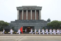 Đội tiêu binh diễu hành trước Lăng Chủ tịch Hồ Chí Minh. (Ảnh: Thành Đạt/TTXVN)