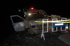 Hiện trường vụ việc có nhiều xác pháo vương vãi, chiếc ôtô 7 chỗ cháy chỉ còn trơ lại khung. (Ảnh: Văn Tý/TTXVN)