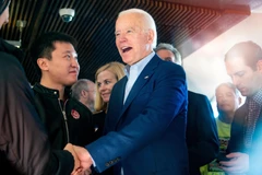 Cựu Phó Tổng thống Mỹ Joe Biden bên những người ủng hộ tại Oakland, California, Mỹ. (Ảnh: AFP/TTXVN)