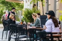 Người dân tại một quán càphê ở Berlin, Đức, ngày 26/5. (Ảnh: THX/TTXVN)