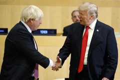 Thủ tướng Boris Johnson (trái) hoãn kế hoạch hội đàm với Tổng thống Mỹ Donald Trump. (Nguồn: AP)