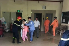 Hà Nội: Giải cứu 4 người trong thang máy tại đám cháy chung cư Đền Lừ