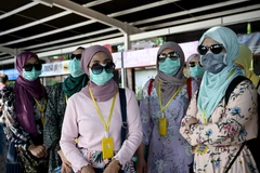 Người dân đeo khẩu trang phòng lây nhiễm COVID-19 tại đảo Sanur to Nusa Penida, Indonesia. (Ảnh: AFP/TTXVN)