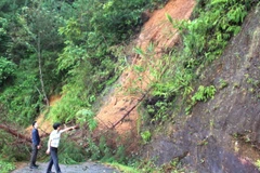 Lãnh đạo huyện Mèo Vạc đi kiểm tra các tuyến đường bị sạt lở, gây ách tắc giao thông. (Ảnh: TTXVN phát)