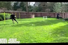 Các cầu thủ Man City nỗ lực tập luyện tại nhà khi Premier League nghỉ