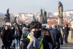 Người dân đeo khẩu trang để phòng tránh lây nhiễm COVID-19 tại Praha, Cộng hòa Séc. (Ảnh: AFP/TTXVN)