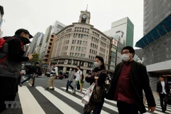 Người dân Nhật Bản đeo khẩu trang phòng tránh lây nhiễm COVID-19. (Ảnh: AFP/TTXVN)