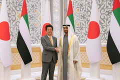 Thủ tướng Nhật Bản Shinzo Abe (trái) và Hoàng Thái tử UAE Mohamed bin Zayed Al Nahyan tại cuộc gặp ở Abu Dhabi ngày 13/1. (Ảnh: AFP/TTXVN)	