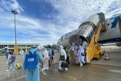 Công dân Việt Nam được đưa từ nước ngoài về. (Ảnh: TTXVN)