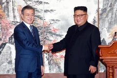 Nhà lãnh đạo Triều Tiên Kim Jong-un (phải) và Tổng thống Hàn Quốc Moon Jae-in. (Ảnh: AFP/TTXVN)