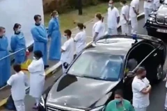 Các nhân viên y tế quay lưng khi Thủ tướng Sophie Wilmes đến.