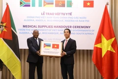 Thứ trưởng Bộ Ngoại giao Tô Anh Dũng trao tượng trưng vật tư y tế hỗ trợ Mozambique phòng, chống dịch Covid-19. (Ảnh: Văn Điệp/TTXVN)