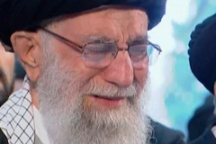 [Video] Giáo chủ Iran Ali Khamenei khóc thương Tướng Soleimani