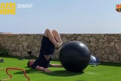 Hình ảnh các cầu thủ tự cách ly tại nhà tránh dịch COVID-19