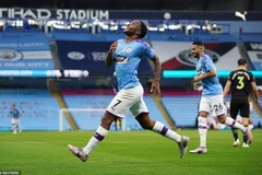 Sterling ghi bàn mở đầu cho chiến thắng của Man City.
