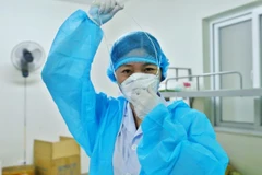 Bác sỹ Bùi Thị Tặng chuẩn bị đồ bảo hộ vào phòng bệnh nhân COVID-19 đang điều trị tại Khoa Vi rút - Ký sinh trùng (Bệnh viện Bệnh Nhiệt đới Trung ương cơ sở 2). (Ảnh: Minh Quyết/TTXVN)