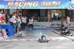 Các đội tranh tài tại vòng chung kết cuộc đua xe ôtô mô hình tự chế - Mini Car Racing 2020. (Ảnh: Thanh Vũ/TTXVN)