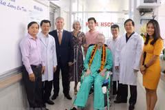 Bệnh nhân 91 chụp ảnh lưu niệm với đại diện Lãnh sự quán Anh tại Thành phố Hồ Chí Minh và các y bác sỹ trong ngày xuất viện. (Ảnh: TTXVN phát)