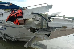 Đầu một chiếc tàu bị hỏng sau vụ va chạm. (Nguồn: thephuketnews)