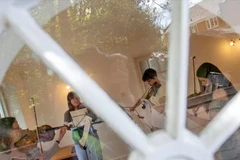 Thời gian giãn cách xã hội là dịp để người thân quây quần bên nhau nhiều hơn. (Nguồn: AFP)