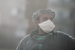 Người dân đeo khẩu trang phòng dịch COVID-19 tại Cairo, Ai Cập. (Ảnh: THX/TTXVN)