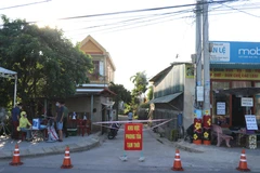 Một khu dân cư ở Khu phố 2, phường Đông Giang, thành phố Đông Hà bị phong tỏa. (Ảnh: Nguyên Lý/TTXVN)