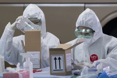 Nhân viên y tế làm việc tại khu vực xét nghiệm COVID-19 tại sân bay quốc tế Incheon, Hàn Quốc. (Ảnh: THX/TTXVN)