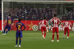 Lionel Messi cán mốc 700 bàn thắng trong sự nghiệp bằng cú panenka