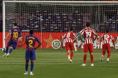 Lionel Messi cán mốc 700 bàn thắng trong sự nghiệp bằng cú panenka