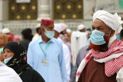 Người dân đeo khẩu trang phòng lây nhiễm COVID-19 tại Mecca, Saudi Arabia. (Ảnh: AFP/TTXVN)