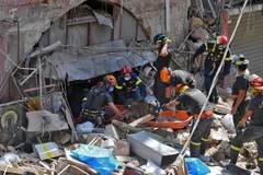 Lực lượng cứu hộ tìm kiếm nạn nhân dưới đống đổ nát sau vụ nổ kinh hoàng ở Beirut, Liban ngày 6/8/2020. (Ảnh: AFP/TTXVN)
