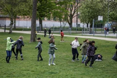 Trẻ em vui chơi tại một công viên ở Copenhagen, Đan Mạch ngày 29/4/2020. (Ảnh: AFP/TTXVN)