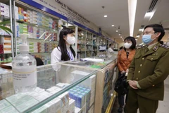 Lực lượng chức năng thị sát, kiểm tra, tuyên truyền các cửa hàng kinh doanh thuốc, dụng cụ y tế tại Trung tâm phân phối thuốc Hapulico, Thanh Xuân, Hà Nội. (Ảnh: Trần Việt/TTXVN)