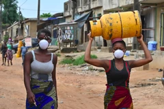 Người dân đeo khẩu trang nhằm ngăn chặn sự lây lan của dịch COVID-19 tại Abidjan, Cote d'Ivoire. (Ảnh: AFP/TTXVN)