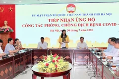 Quang cảnh buổi lễ tiếp nhận nhận ủng hộ phòng, chống dịch COVID-19. (Ảnh: Nguyễn Thắng/TTXVN)