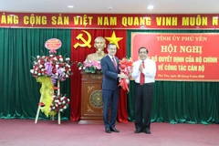 Phó Trưởng ban Thường trực Ban Tổ chức Trung ương Nguyễn Thanh Bình tặng hoa cho ông Phạm Đại Dương, Bí thư Tỉnh ủy Phú Yên. (Ảnh: Phạm Cường/TTXVN)