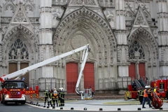 Lính cứu hỏa tại hiện trường vụ cháy tại Nhà thờ Saint Pierre và Saint Paul ở Nantes, Pháp, ngày 18/7. (Nguồn: Reuters)
